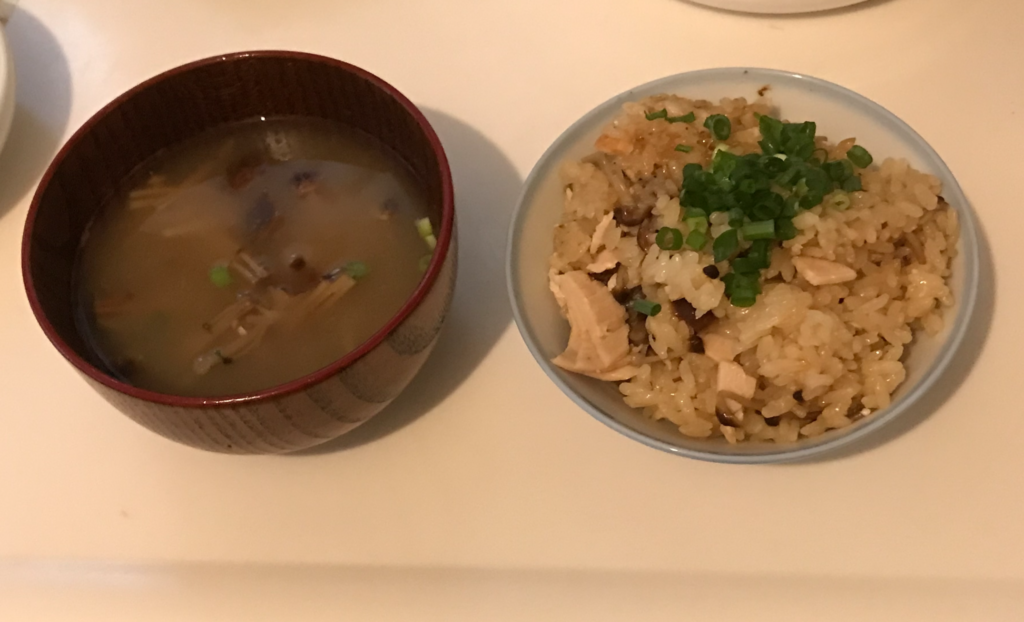 えのきご飯にネギを散らす