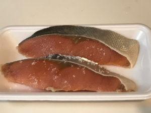 スーパーで鮭の切り身を買ってきた
