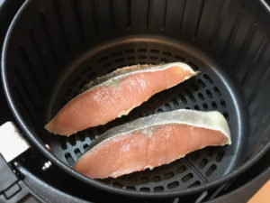 バスケットに切り身を置く