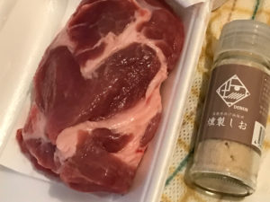 ブロック肉と燻製塩