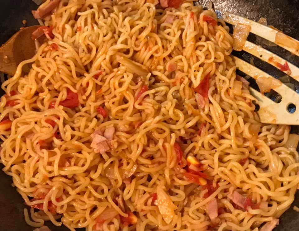 トマトと焼きそばでアマトリチャーナ