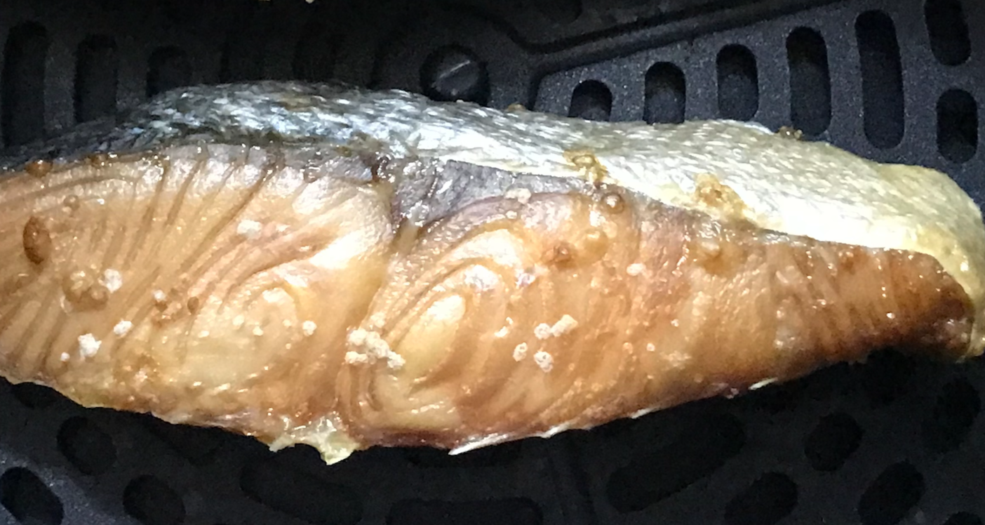 エアフライヤーでこんがりと焼き鮭 男の雑料理レシピ